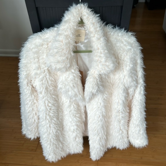 NWT WHITE FAUX FUR JACKET size S - Picture 1 of 3